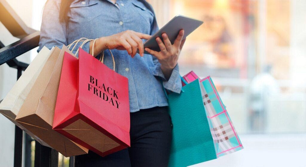 жена с покупки по време на пазаруване за Black Friday