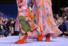 Модерни дамски обувки за сеозн пролет-лято 2024 - модли облечени с цветни тоалети и червени обувки на ток