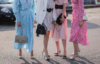 4 жени облечени с рокли и официални обувки за сватба