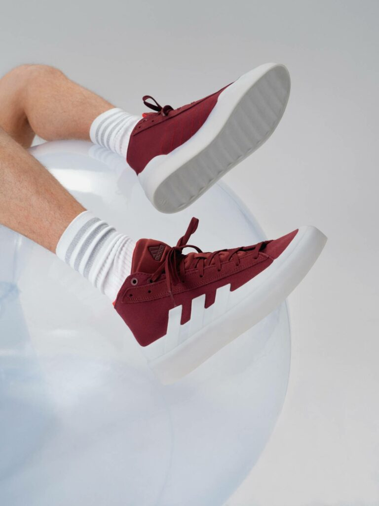 Червени маратонки adidas с висок ток и бели спортни чорапи
