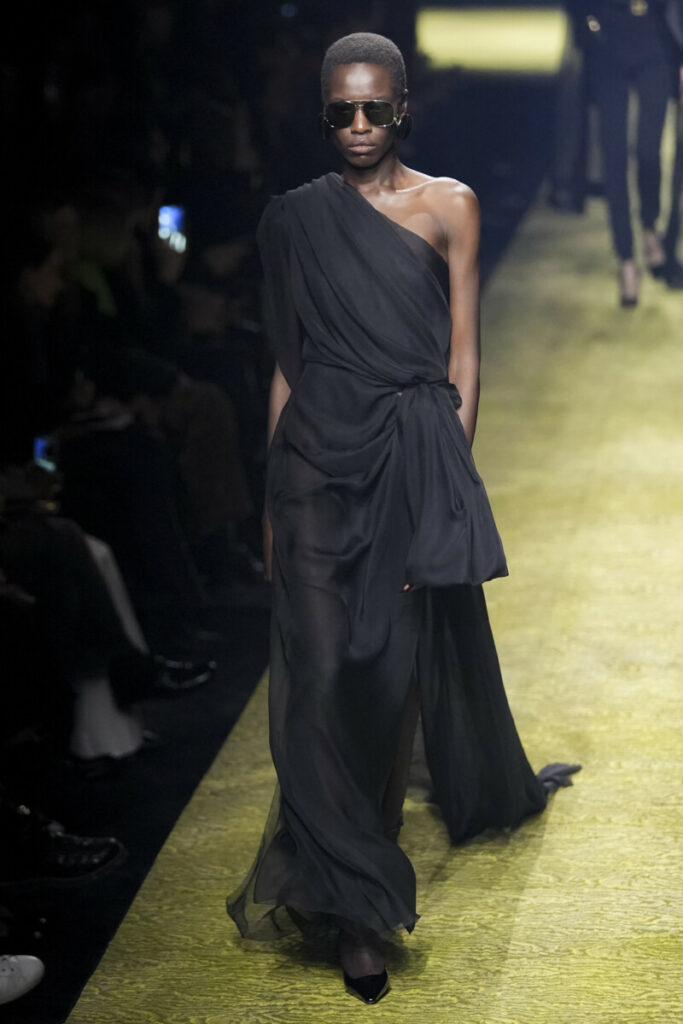 Моделът е облечен с черна макси рокля