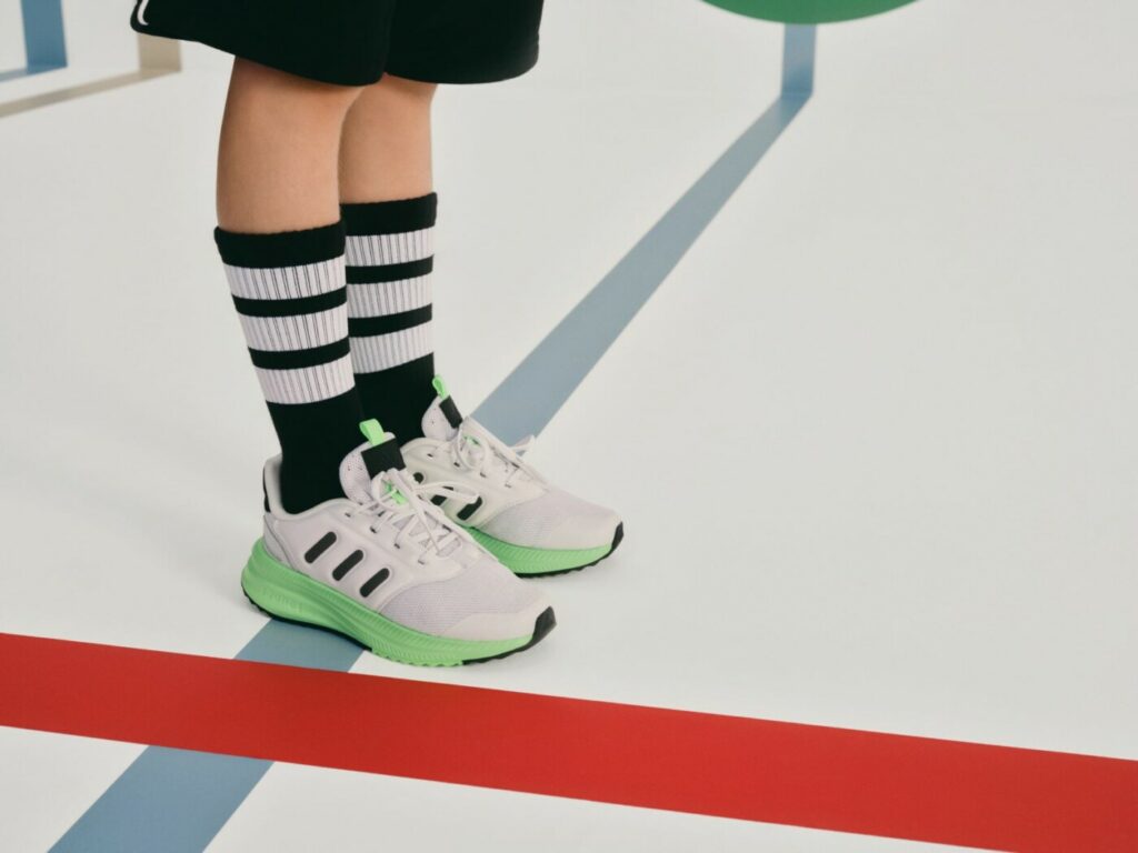 Дете с маратонки adidas