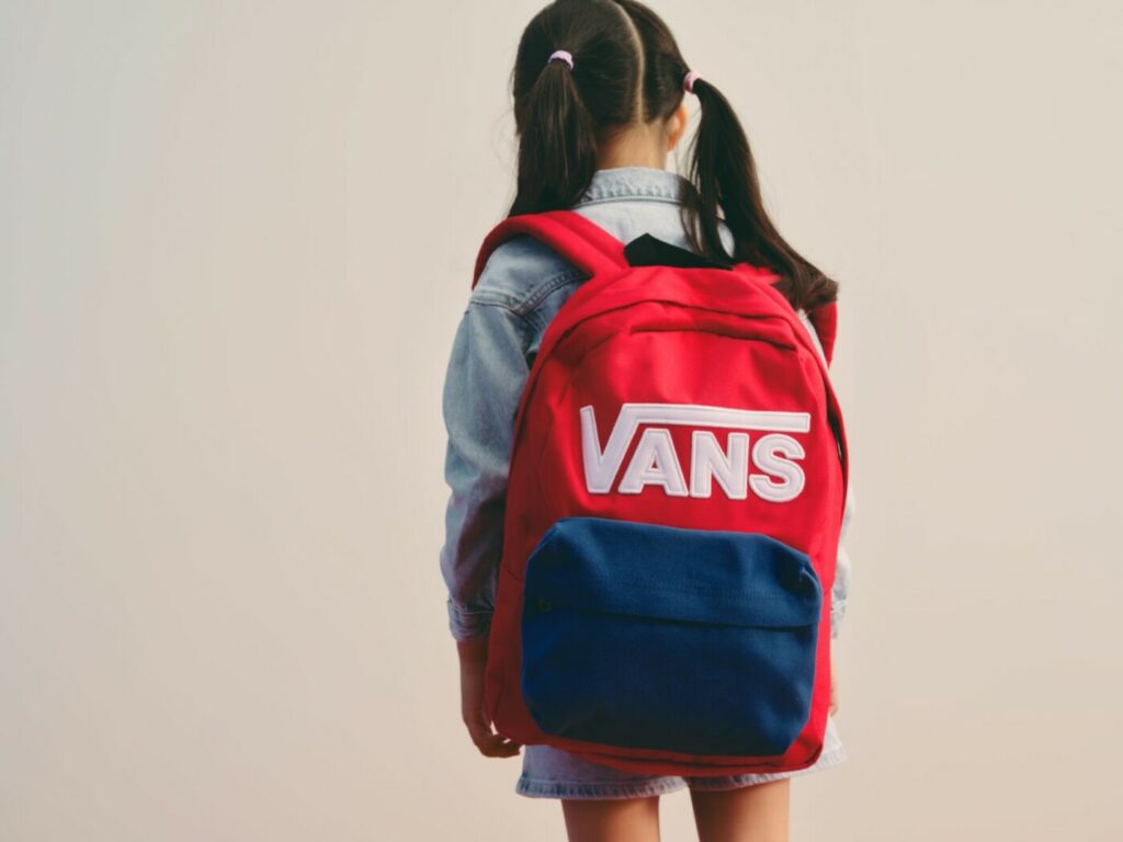 Ученичка с червено-синя раница на марка Vans