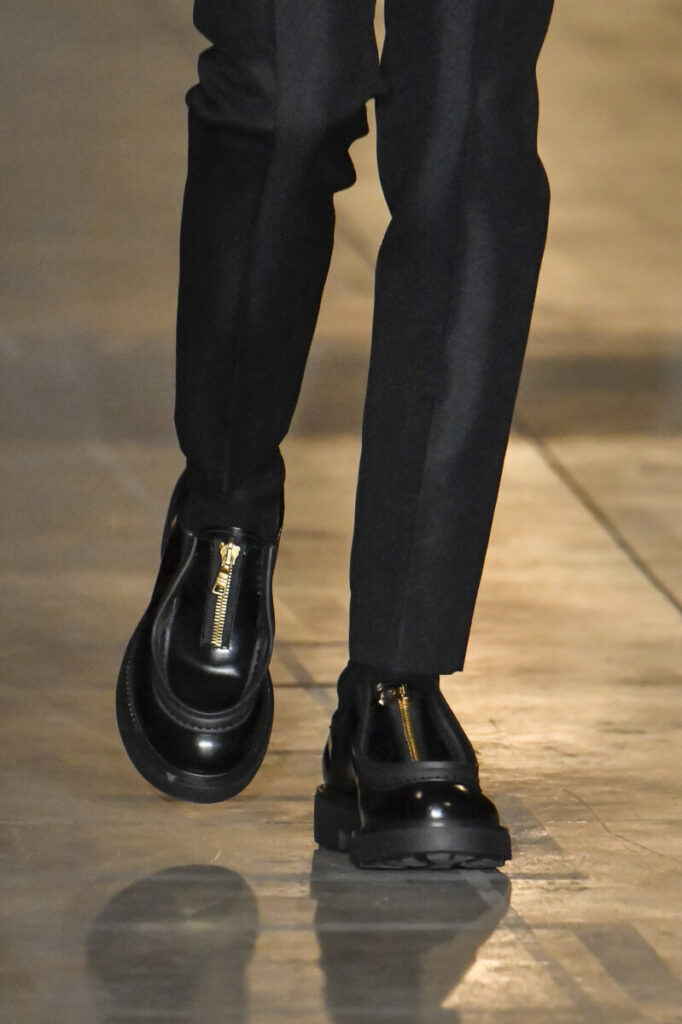лачени черни мъжки обувки с дебели подметки и златни ципове