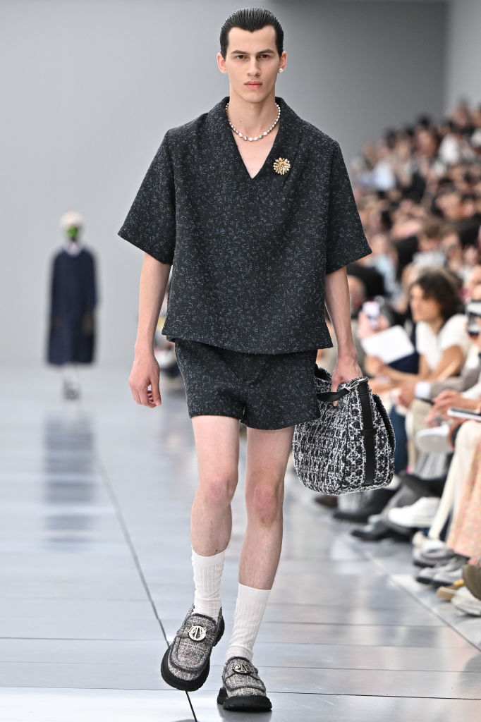 Модерни мъжки обувки за пролет-лято 2024: сиви мокасини, Dior