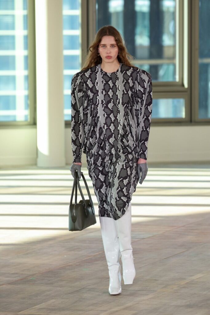 бели дамски ботуши на подиума FW25/26