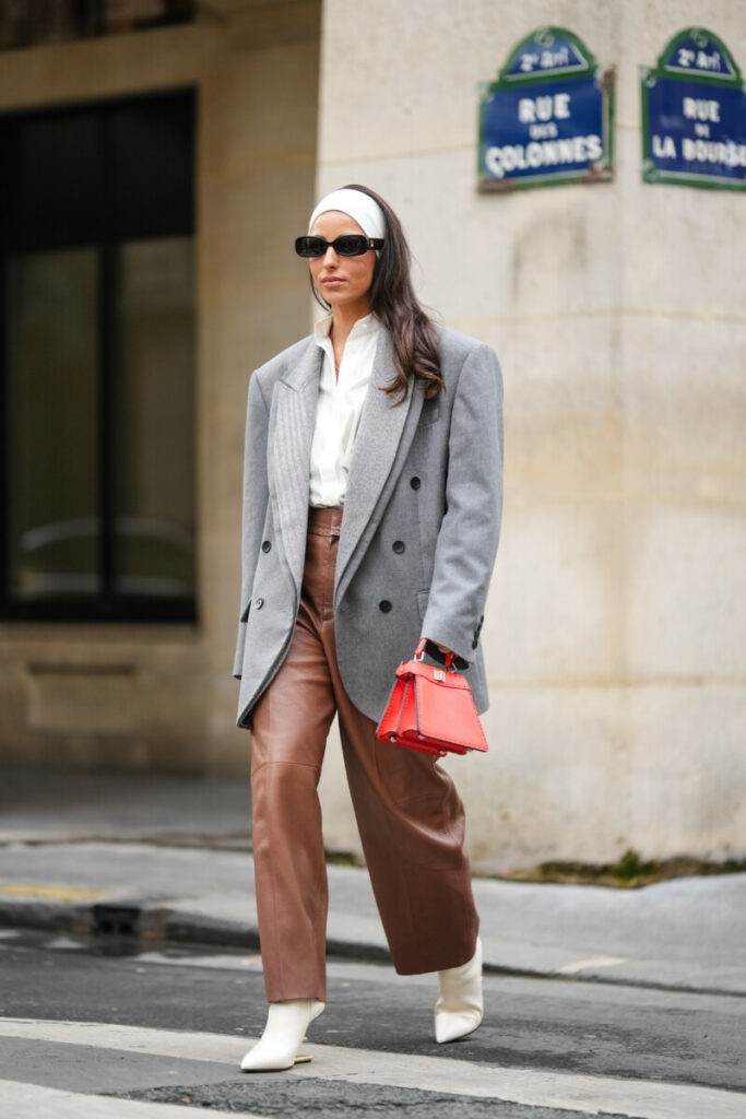 бели дамски ботуши, съчетани с облекло за 2025/2026